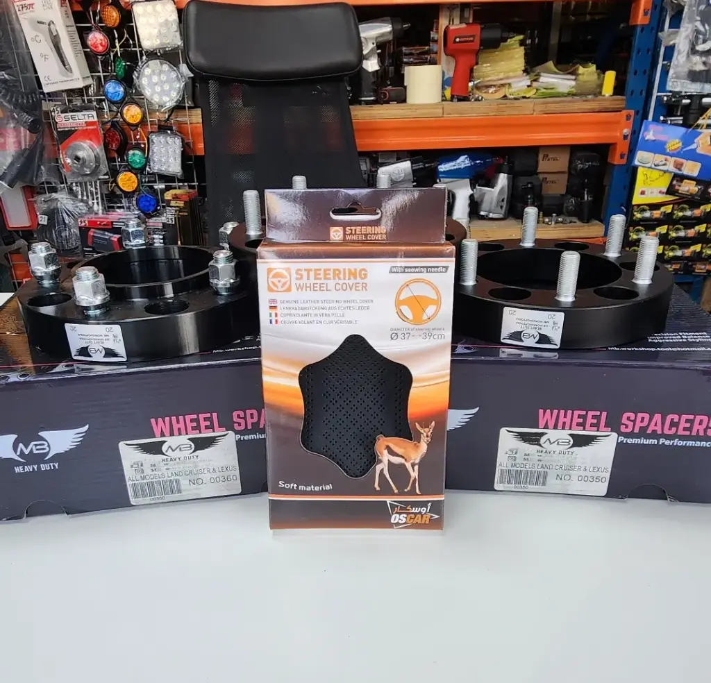 غطاء عجلة القيادة ø37+-39 سم مصنوع من مادة ناعمة بنقشة صغيرة باللون الأسود أوسكار