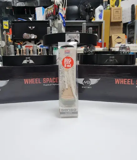 معطر السيارة باللون الأسود